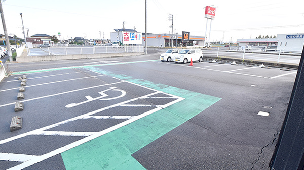 白根センター薬局の駐車場