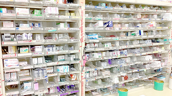 あおば薬局の薬棚