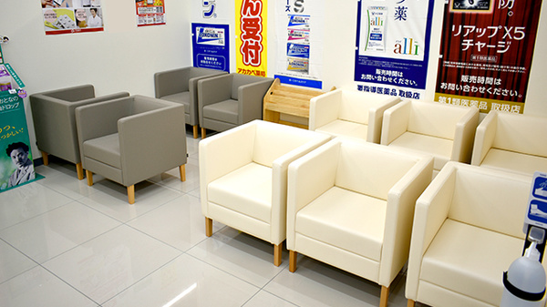 ウイン薬局丹沢店の待合スペース