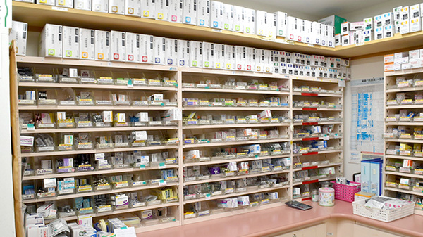 ウイン調剤薬局反町店の薬棚