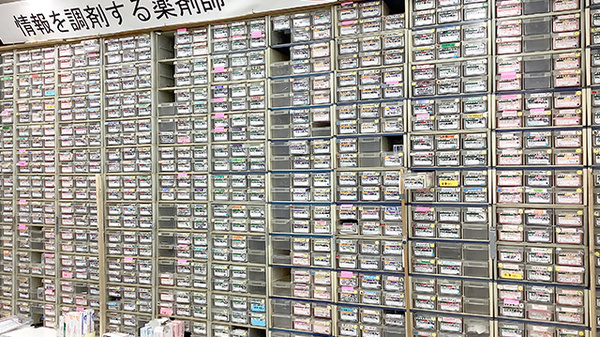 株式会社オクツ薬局の薬棚