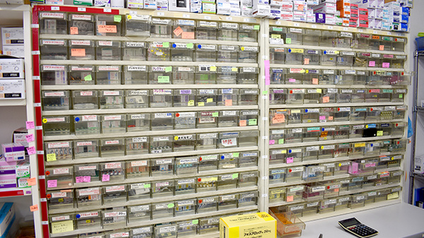 葵調剤反町駅前店の薬棚