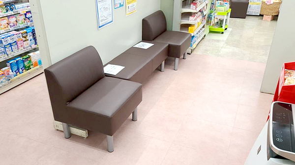 カシワバ薬局吉野町店の待合スペース