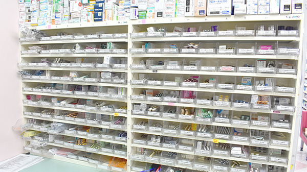カシワバ薬局共進町店の薬棚