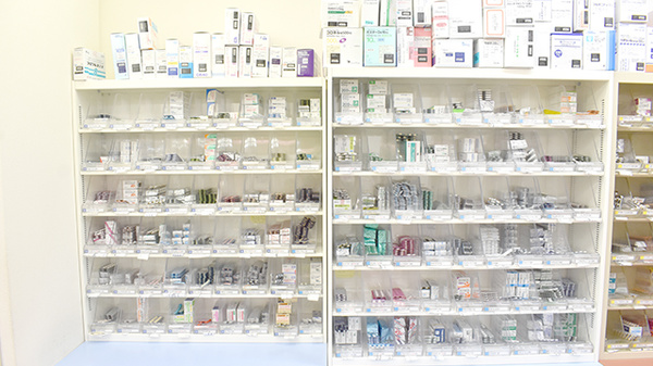 カシワバ薬局向田橋店の薬棚