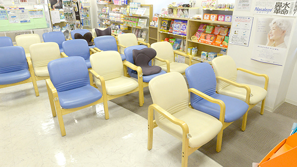 クオール薬局青葉台店の待合スペース