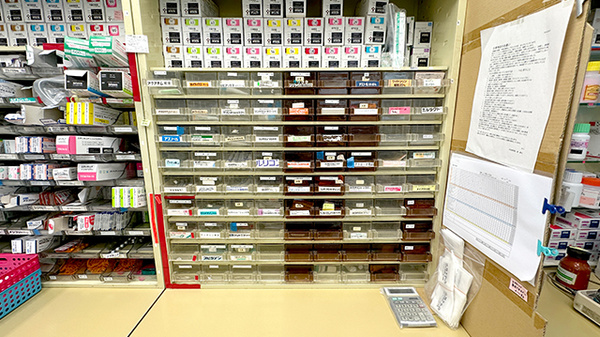 ウイン薬局日吉箕輪町店の薬棚