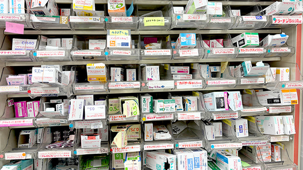 こじか薬局銀座通り店の薬棚