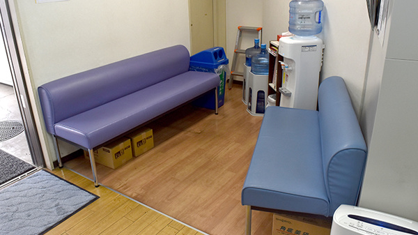 セブンス薬局金沢八景店の待合スペース