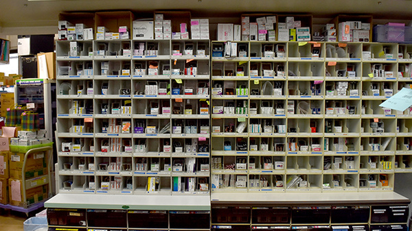 セブンス薬局金沢八景店の薬棚