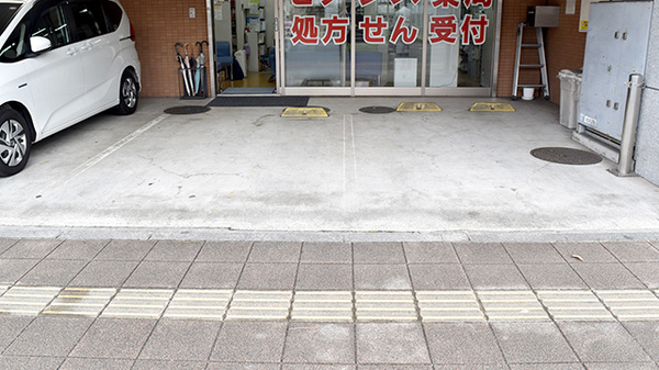 セブンス薬局金沢八景店の駐車場