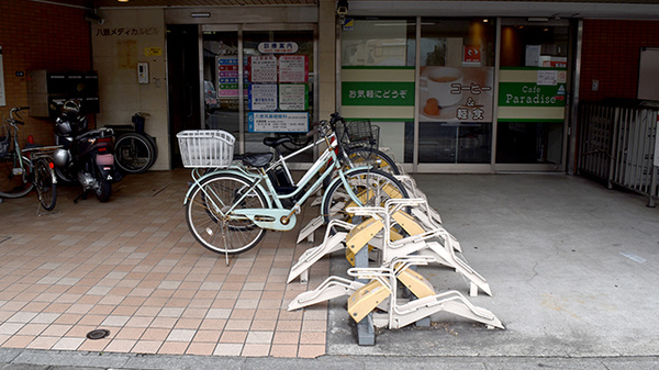 セブンス薬局金沢八景店の駐輪場