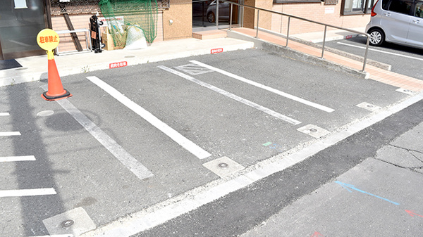 セブンス薬局堀ノ内店の駐車場