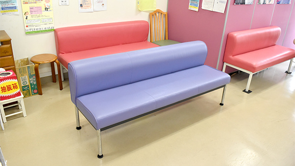 セブンス薬局愛川店の待合スペース