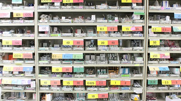 コトブキ調剤薬局　横浜店の薬棚