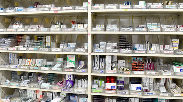 さなえ薬局すずらん店の薬棚