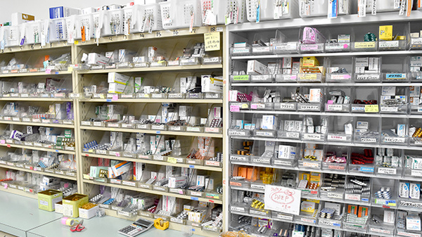 さなえ薬局金沢文庫店の薬棚