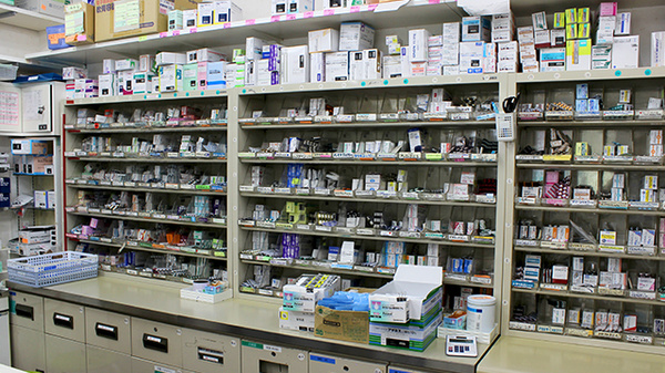 しま薬局の薬棚