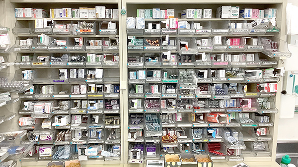 すみれ調剤薬局大磯店の薬棚