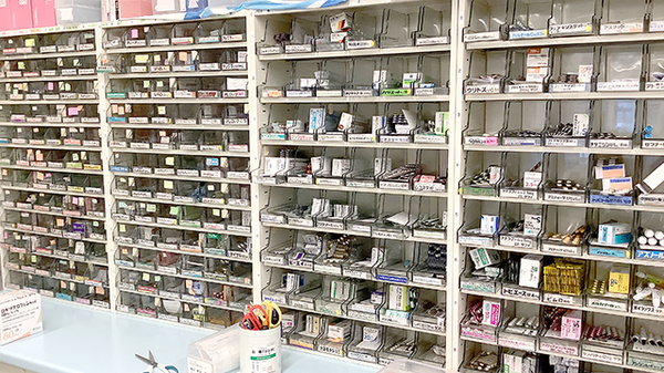 トマト薬局希望が丘店の薬棚