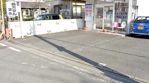 ひらもと相沢薬局の駐車場