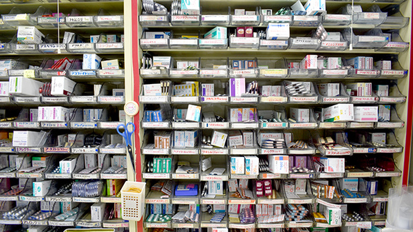 ひらもと中央薬局の薬棚