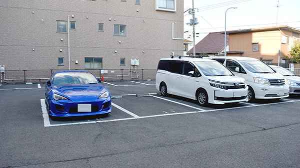 ひらもと中央薬局の駐車場