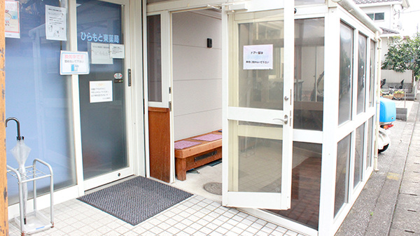 ひらもと東薬局の感染予防待合スペース