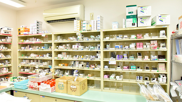 ファーマライズ薬局 山手町店の薬棚