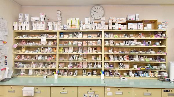 ファーマライズ薬局 新山下店の薬棚