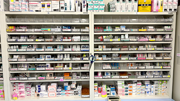 みつばち薬局平塚店の薬棚