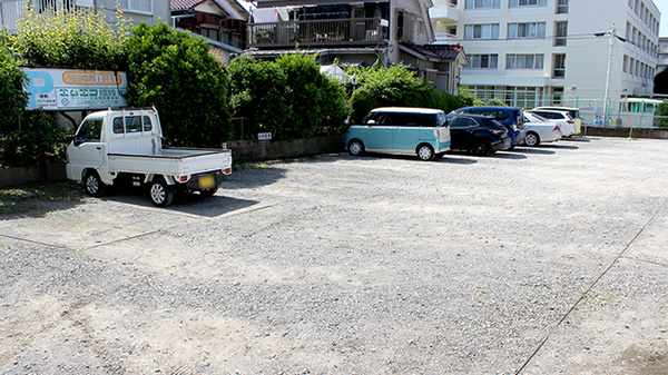 シフト一騎塚薬局の駐車場