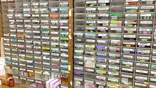 三笠ビル栗田薬局の薬棚