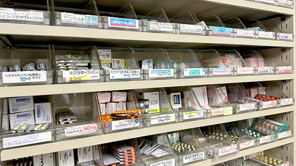 元町光薬局の薬棚
