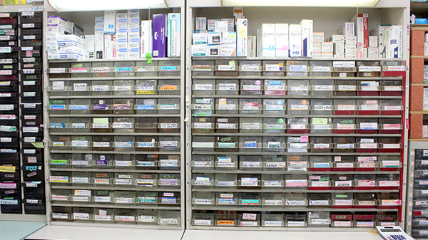 広川薬局の薬棚