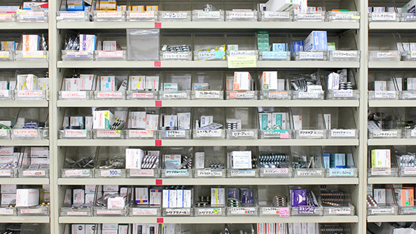 阪神調剤薬局　鷺沼店の薬棚