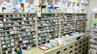 三進堂薬局新横浜店の薬棚