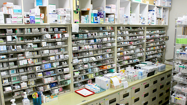 三進堂薬局新横浜店の薬棚