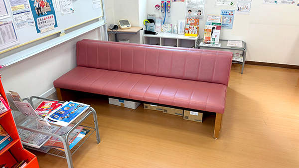 十二所薬局の待合スペース