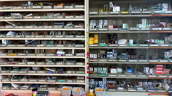 十二所薬局の薬棚