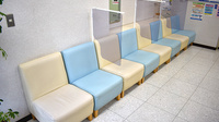 ココカラファイン薬局　新百合ヶ丘店の待合スペース