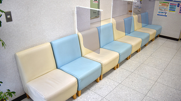 ココカラファイン薬局　新百合ヶ丘店の待合スペース