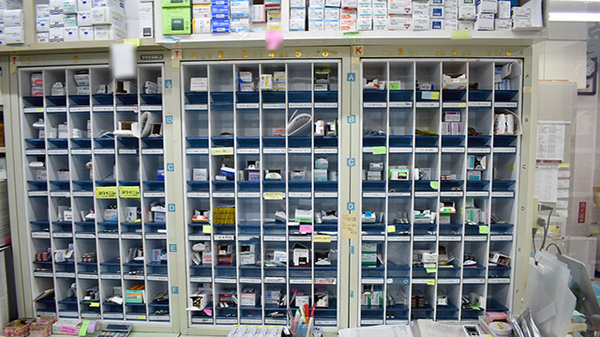 ココカラファイン薬局　新百合ヶ丘店の薬棚