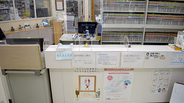 ココカラファイン薬局　新百合ヶ丘駅前店の受付/カウンター