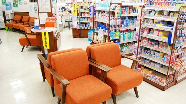 大島薬局 本店（神奈川県）の待合スペース