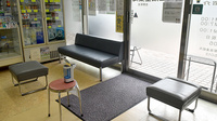 鶴岡仁成堂薬局吉野町店の待合スペース