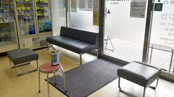 鶴岡仁成堂薬局吉野町店の待合スペース