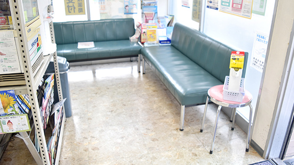 鶴岡仁成堂薬局高砂店の待合スペース