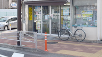 有限会社鶴岡仁成堂薬局の入口