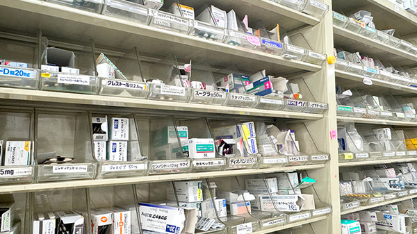 東銀座薬局厚木支店の薬棚